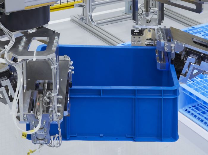 パレパンマンは、様々な形状のコンテナを同一ハンドで搬送可能（コンテナ形状その3）