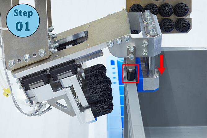 パレパンマンは、3つの動きでコンテナをしっかりと固定（Step1）