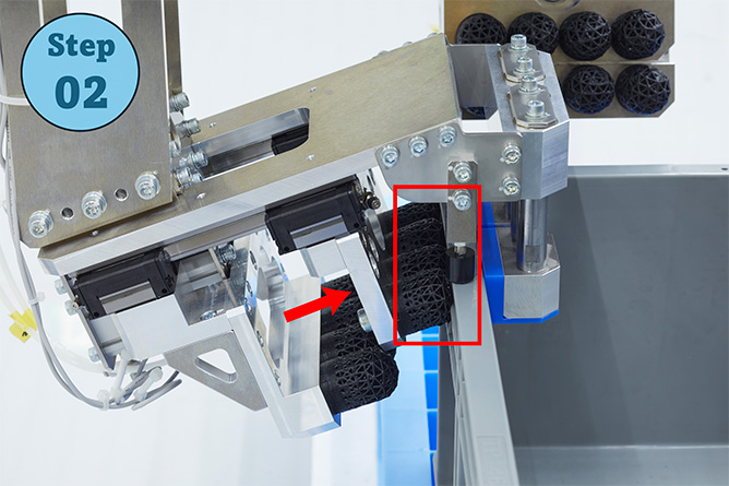 パレパンマンは、3つの動きでコンテナをしっかりと固定（Step2）