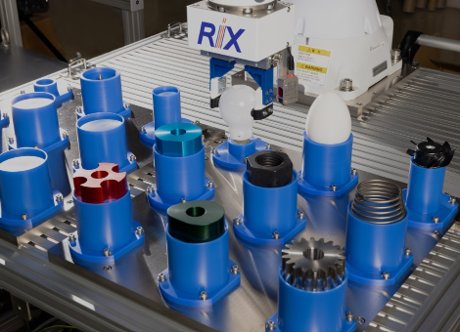 柔軟指は異形ワークも楽々キャッチ。写真内のワークを同一ツメにて把持可能。